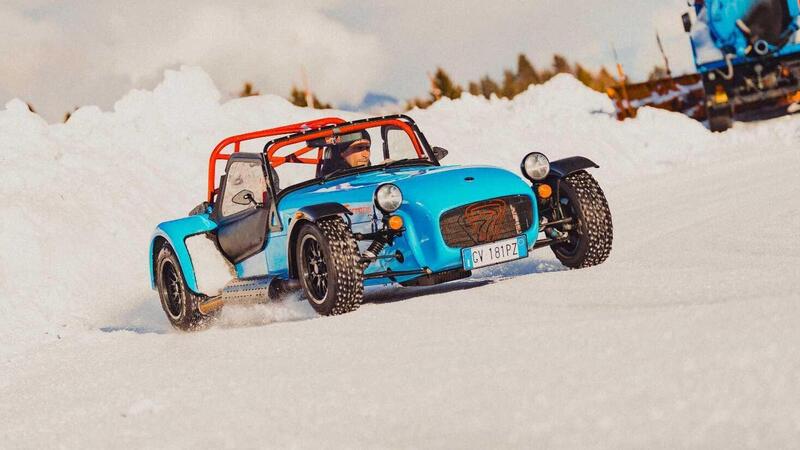 Caterham sul ghiaccio: quando 560 kg bastano per divertirsi come matti