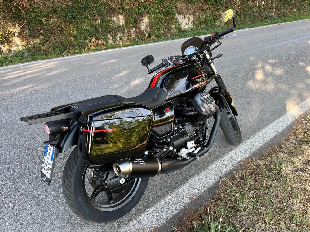 Moto Guzzi V7 Stone Special Edition (2022 - 25) (2)