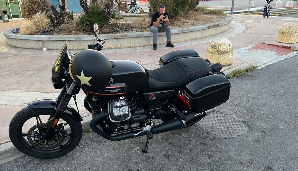 Moto Guzzi V7 Stone Special Edition (2022 - 25) (9)