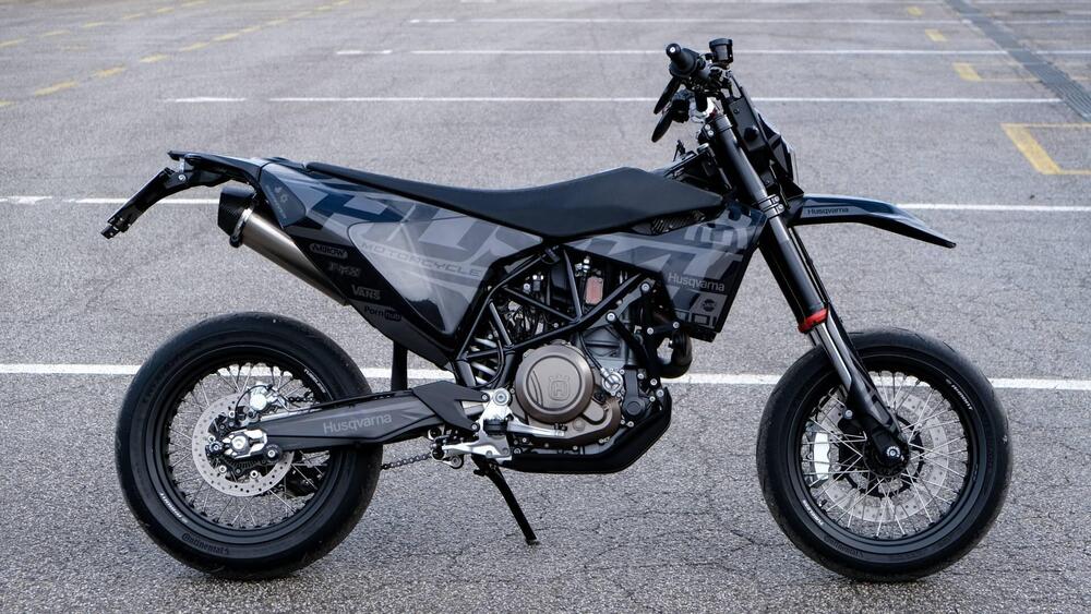 Husqvarna 701 Supermoto (2022) (2)