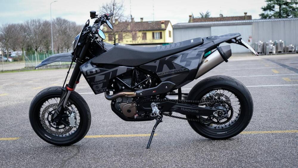 Husqvarna 701 Supermoto (2022) (3)