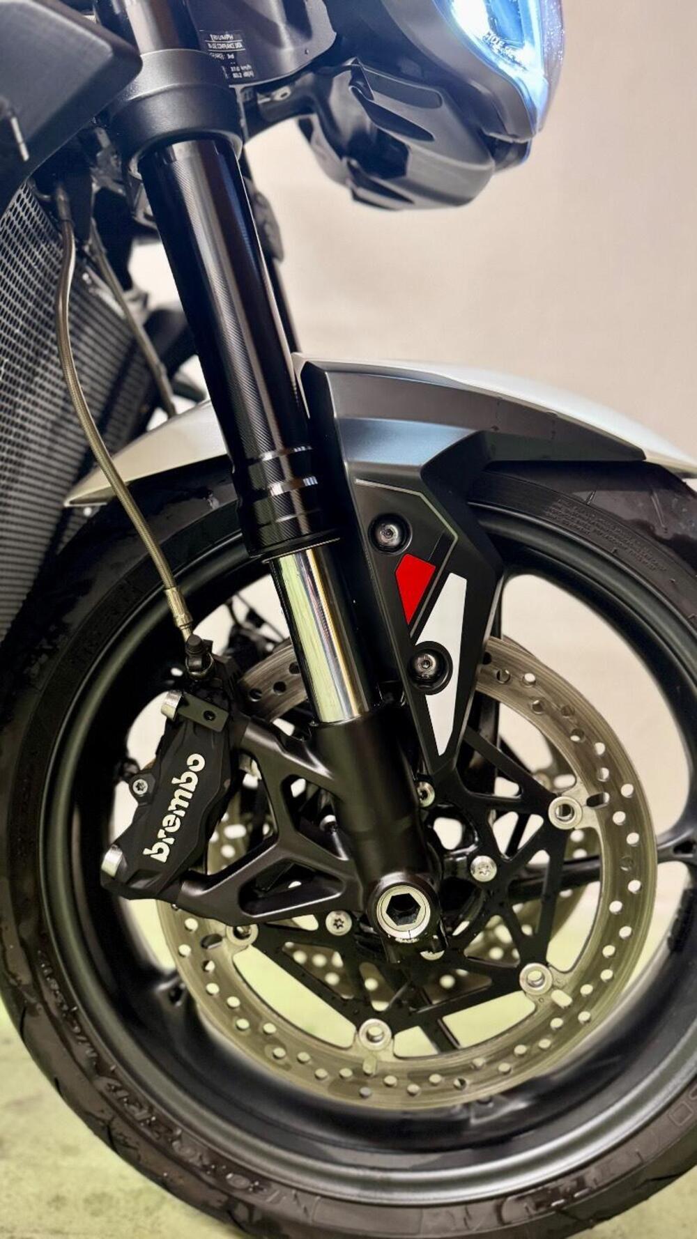 Triumph Street Triple 765 R (2023 - 26) (17)