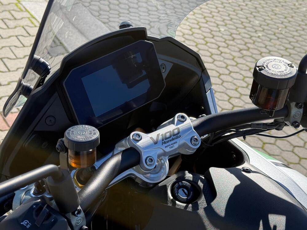 Moto Guzzi V100 Mandello S (2022 - 24) (8)