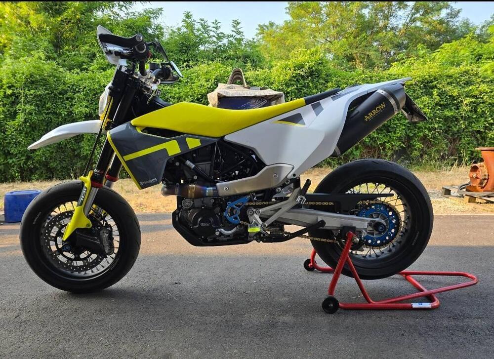 Husqvarna 701 Supermoto (2022) (2)