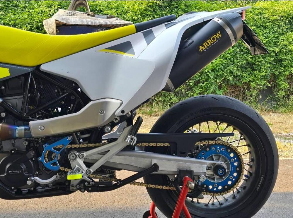 Husqvarna 701 Supermoto (2022) (3)