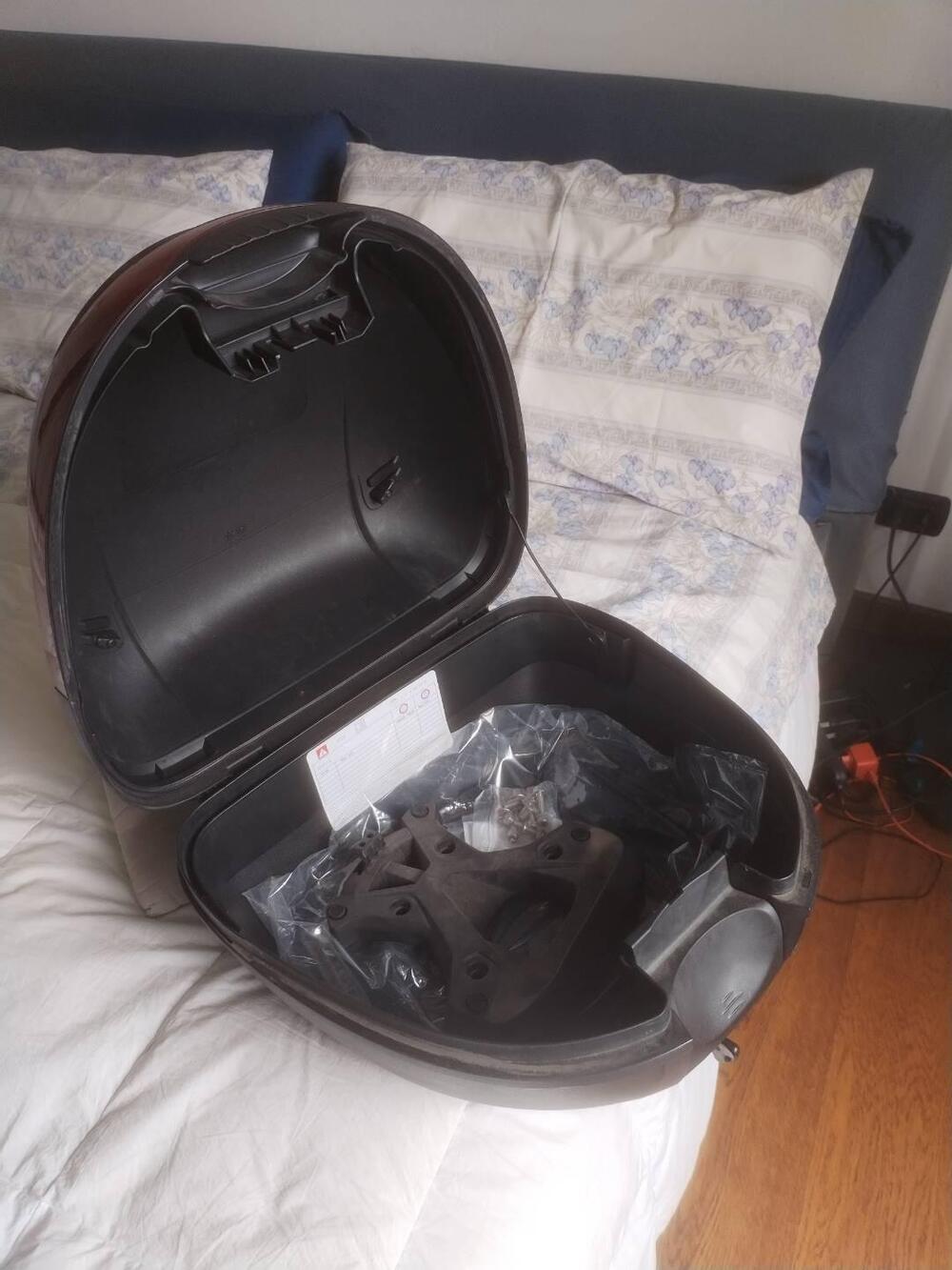 bauletto nero BMW 40x40 cm in ottimo stato (2)