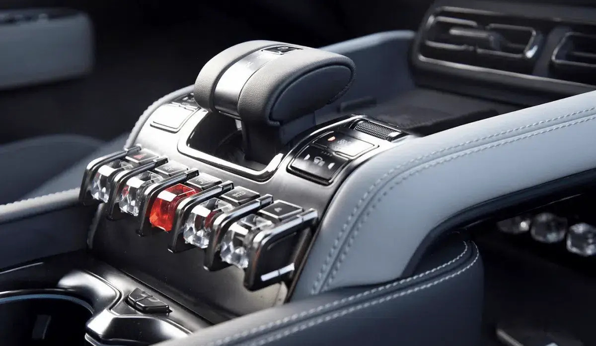 Cina rivoluziona l’auto: obbligo di comandi fisici e stop ai touchscreen dal 2026