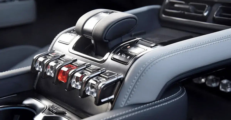 Cina rivoluziona l&rsquo;auto: obbligo di comandi fisici e stop ai touchscreen dal 2026