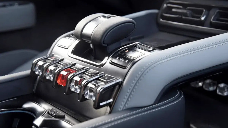 Cina rivoluziona l&rsquo;auto: obbligo di comandi fisici e stop ai touchscreen dal 2026