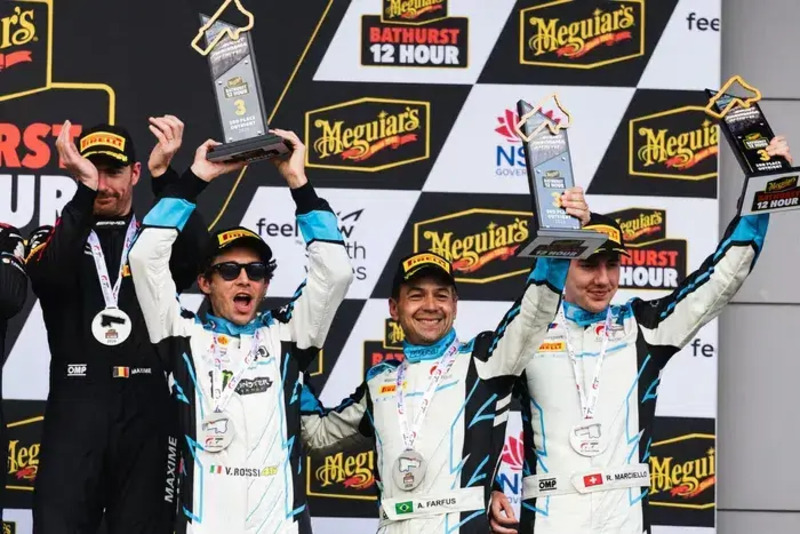 Valentino Rossi sul podio a Bathurst: terzo posto alla "12 ore pazza"