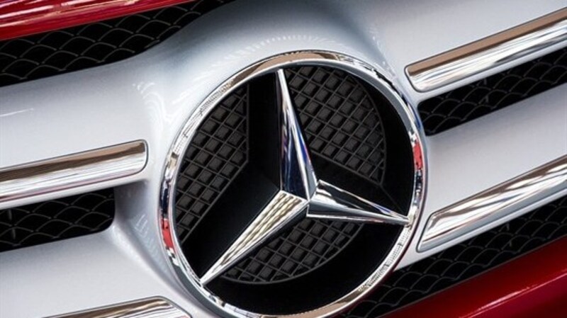 Mercedes, utili dimezzati nel 2025: 1 miliardo di euro bruciato dai dazi