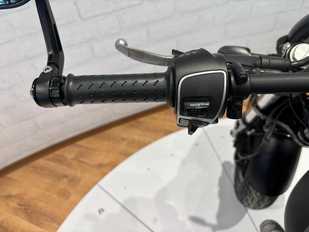 Moto Guzzi V9 Bobber (2021 - 25) (7)