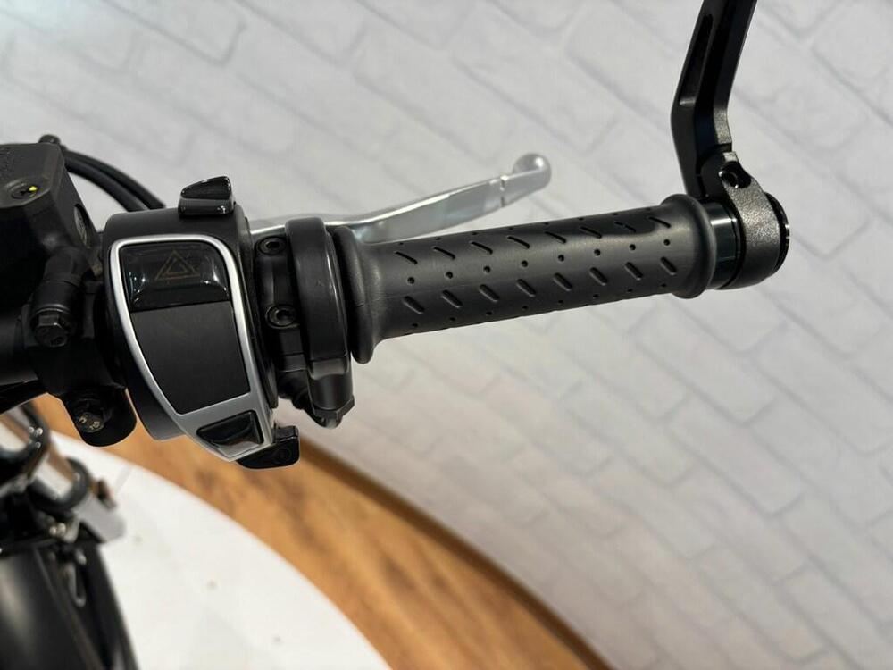 Moto Guzzi V9 Bobber (2021 - 25) (12)