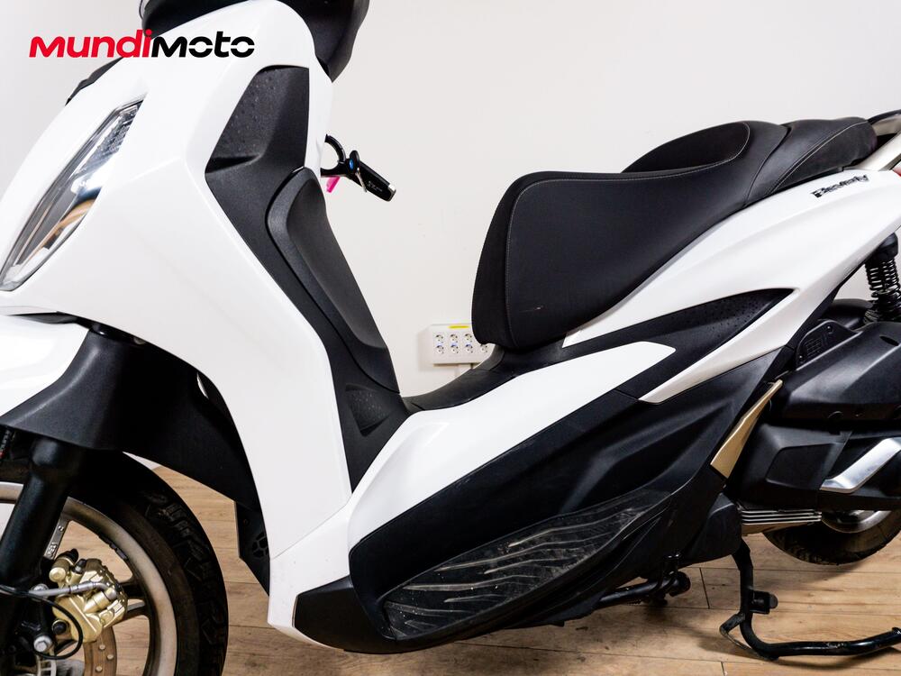 Piaggio Beverly 300 Hpe (2021) (9)