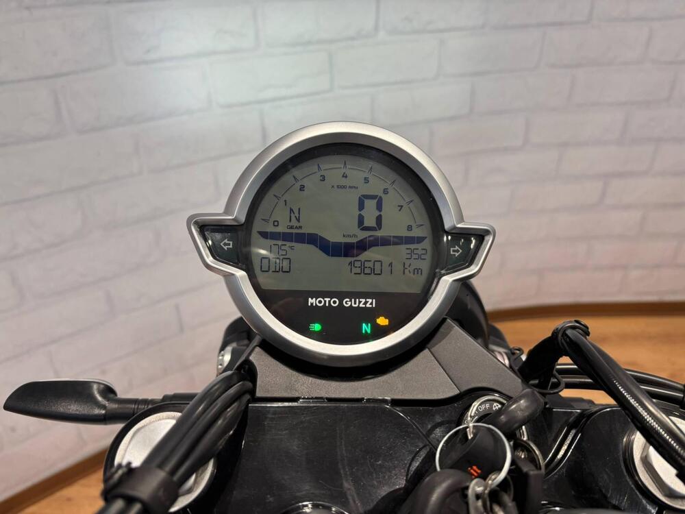 Moto Guzzi V9 Bobber (2021 - 25) (12)