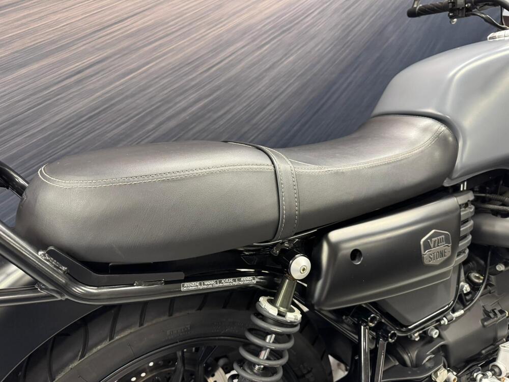 Moto Guzzi V7 III Stone (2017 - 20) (15)