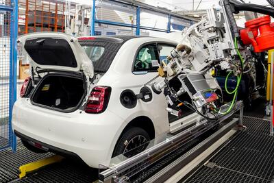 Stellantis, Mirafiori: arrivano i primi 80 neoassunti per la Fiat 500 Hybrid, l'obiettivo? 100.000 unit&agrave; nel 2026