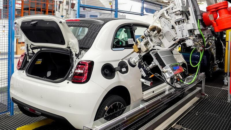 Stellantis, Mirafiori: arrivano i primi 80 neoassunti per la Fiat 500 Hybrid, l'obiettivo? 100.000 unit&agrave; nel 2026