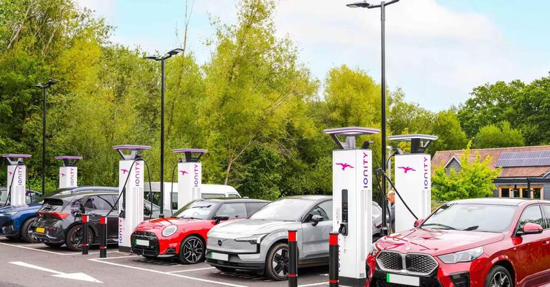 Auto elettriche in Europa 2025: la Norvegia sfiora il 100%, ma met&agrave; continente resta ancorata al motore termico