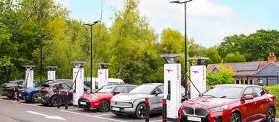 Auto elettriche in Europa 2025: la Norvegia sfiora il 100%, ma met&agrave; continente resta ancorata al motore termico