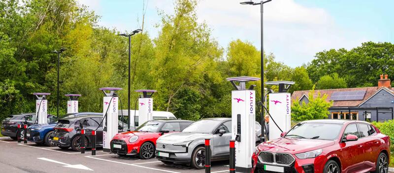 Auto elettriche in Europa 2025: la Norvegia sfiora il 100%, ma met&agrave; continente resta ancorata al motore termico