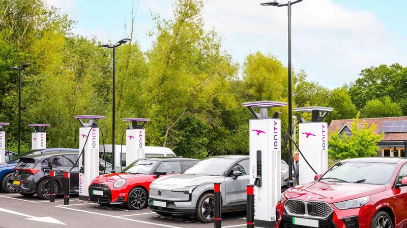Auto elettriche in Europa 2025: la Norvegia sfiora il 100%, ma met&agrave; continente resta ancorata al motore termico