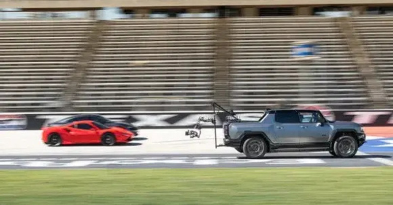 Quando un pick-up da oltre 4 tonnellate schiaccia Ferrari e Ford GT alla partenza: ecco il video diventato virale