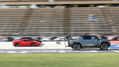 Quando un pick-up da oltre 4 tonnellate schiaccia Ferrari e Ford GT alla partenza: ecco il video diventato virale