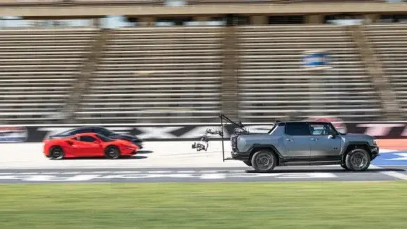 Quando un pick-up da oltre 4 tonnellate schiaccia Ferrari e Ford GT alla partenza: ecco il video diventato virale