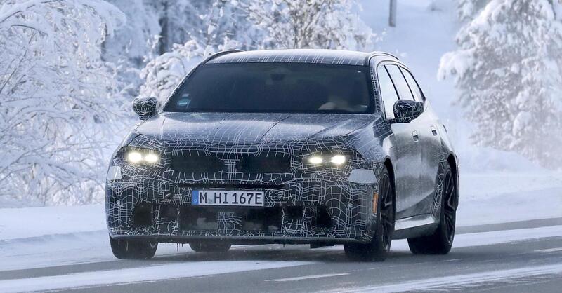 Nuova BMW M5 Touring: restyling con Panoramic Vision, addio iDrive e V8 da 717 CV