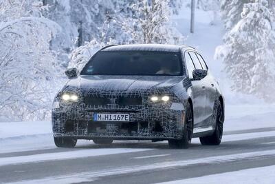 Nuova BMW M5 Touring: restyling con Panoramic Vision, addio iDrive e V8 da 717 CV