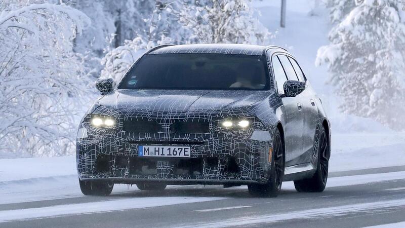 Nuova BMW M5 Touring: restyling con Panoramic Vision, addio iDrive e V8 da 717 CV