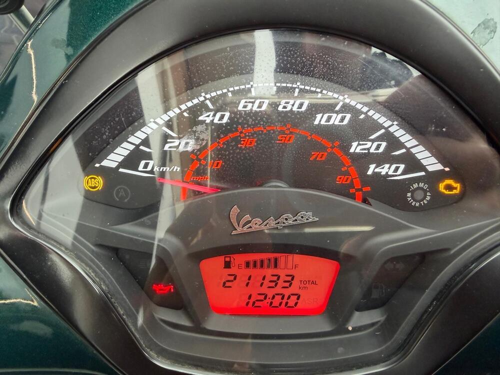 Vespa GTS 300 Super Racing Sixties Hpe (2021 - 22) (12)