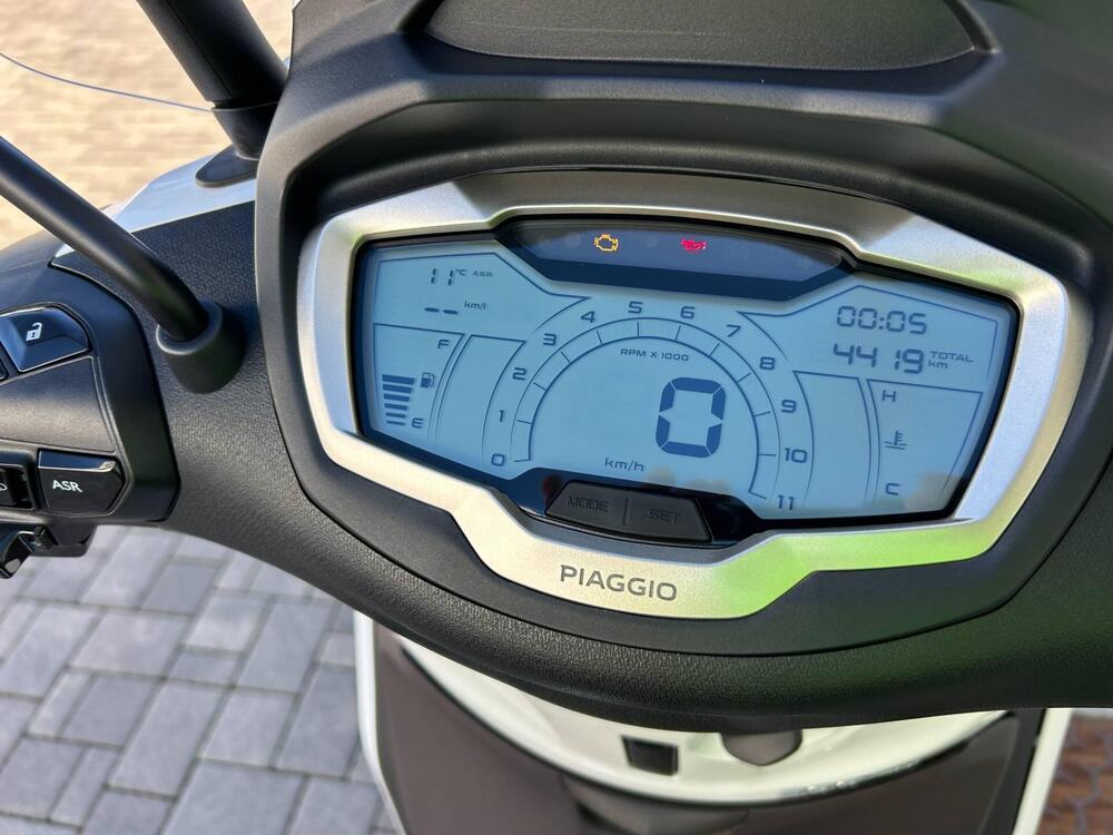 Piaggio Beverly 300 Hpe (2021) (8)