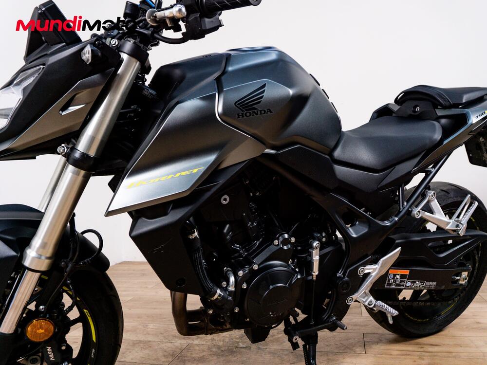 Honda CB 750 Hornet (2025) (9)