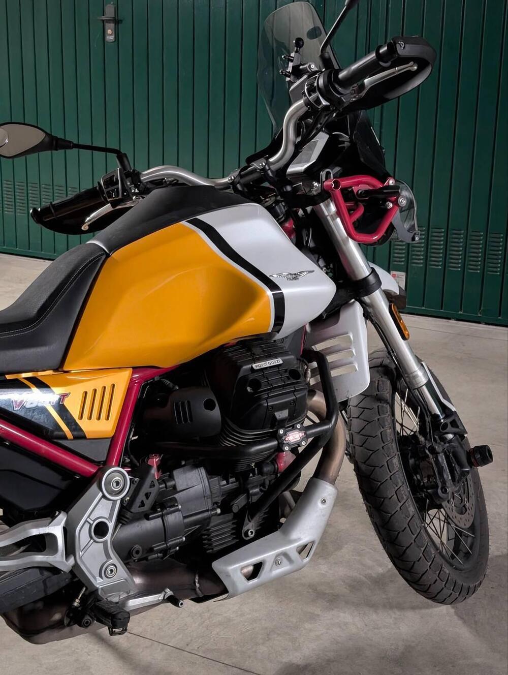 Moto Guzzi V85 TT Evocative Graphics (2021 - 23) (2)