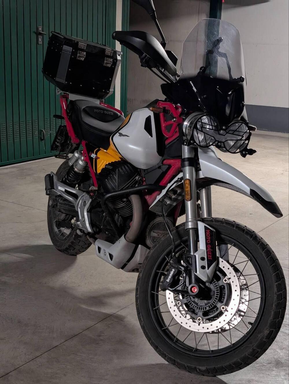 Moto Guzzi V85 TT Evocative Graphics (2021 - 23) (3)