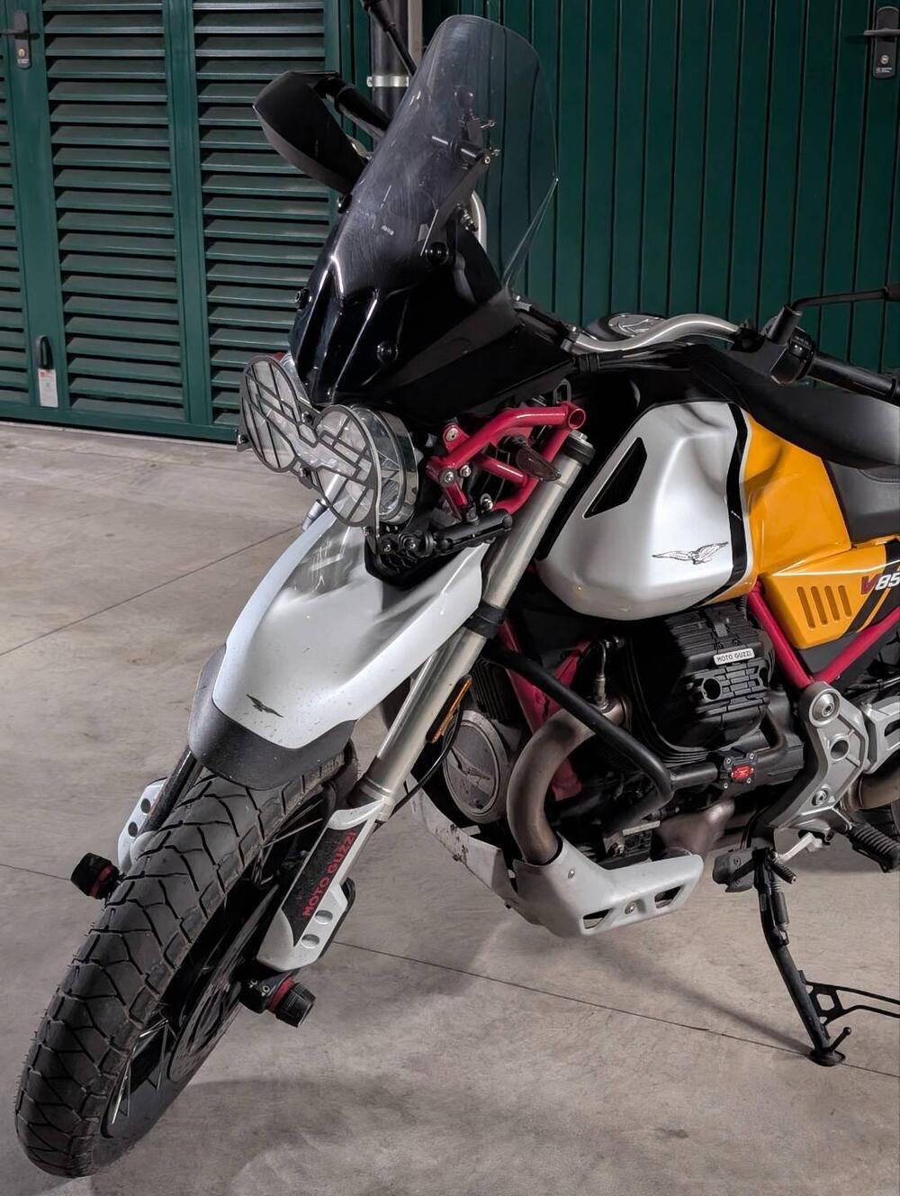 Moto Guzzi V85 TT Evocative Graphics (2021 - 23) (4)