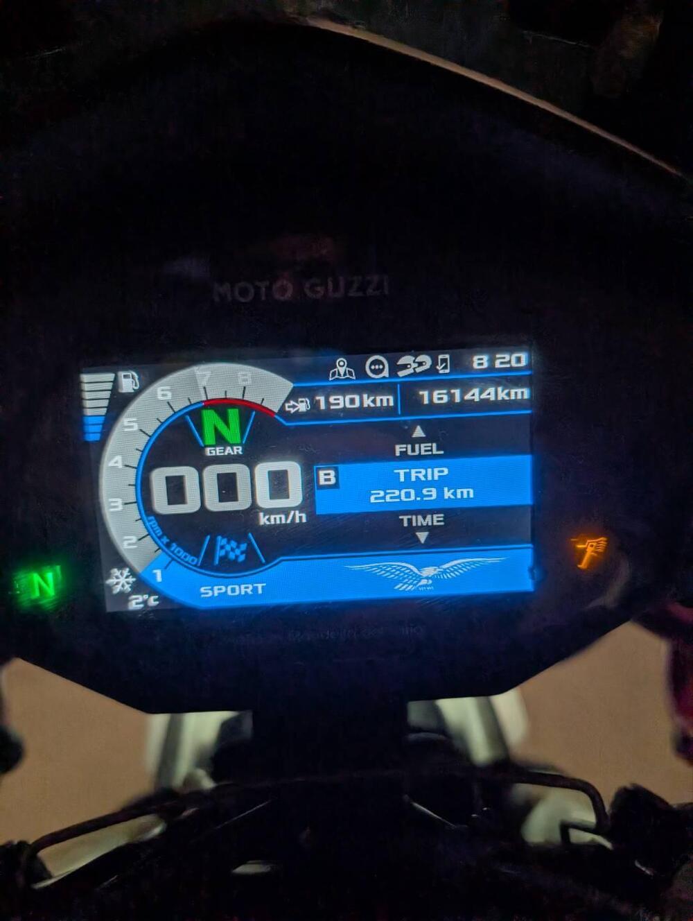 Moto Guzzi V85 TT Evocative Graphics (2021 - 23) (5)