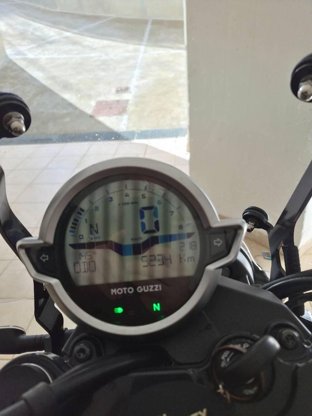 Moto Guzzi V7 Stone (2021 - 24) (7)