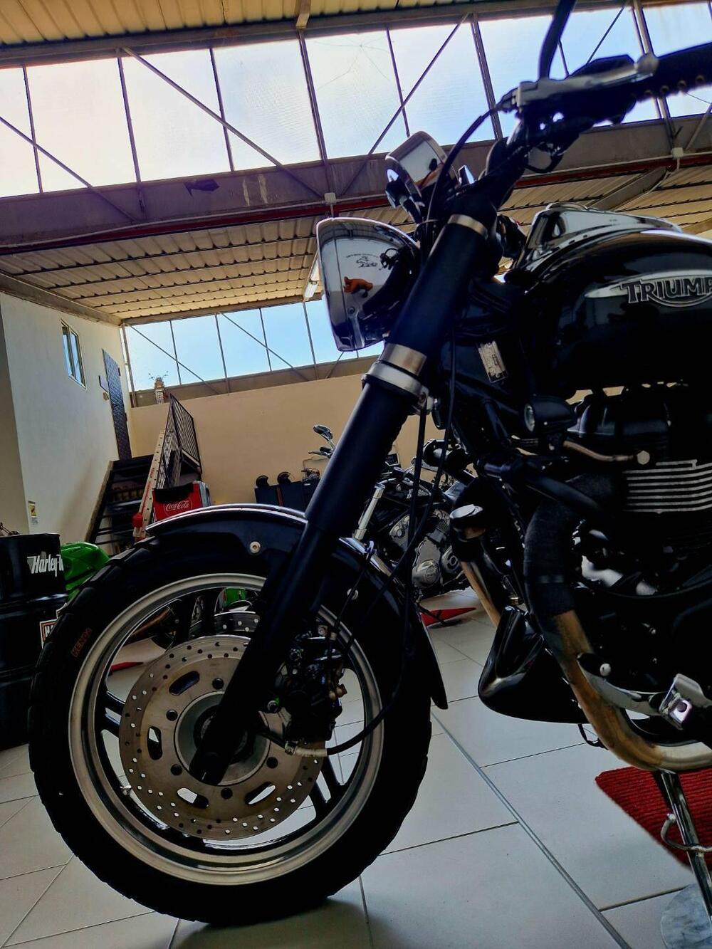 Triumph Speedmaster 865 (2005 - 10) (17)