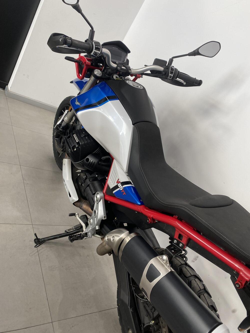 Moto Guzzi V85 TT Evocative Graphics (2021 - 23) (8)