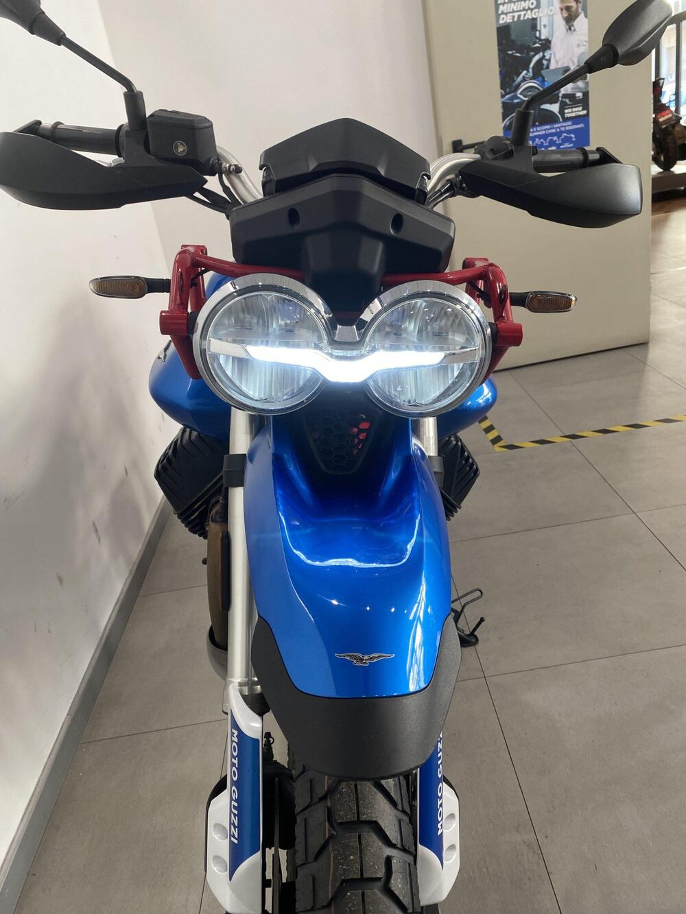 Moto Guzzi V85 TT Evocative Graphics (2021 - 23) (10)