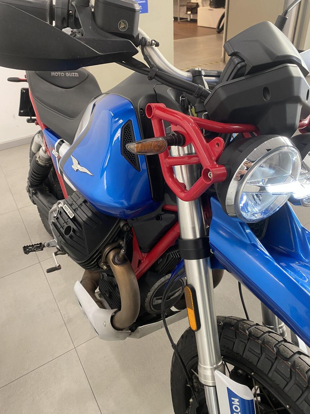 Moto Guzzi V85 TT Evocative Graphics (2021 - 23) (11)