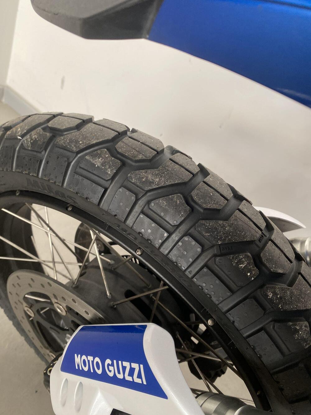 Moto Guzzi V85 TT Evocative Graphics (2021 - 23) (12)