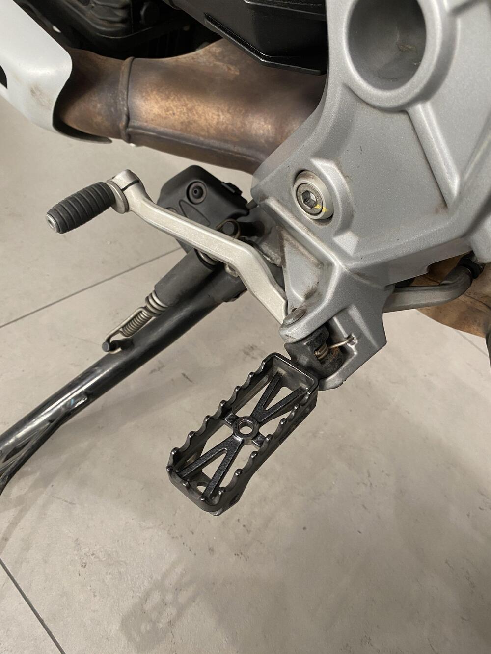 Moto Guzzi V85 TT Evocative Graphics (2021 - 23) (14)