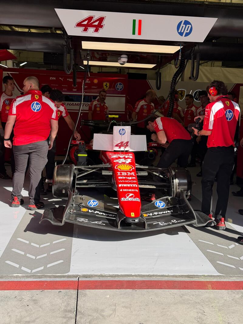 Lewis Hamilton nel box