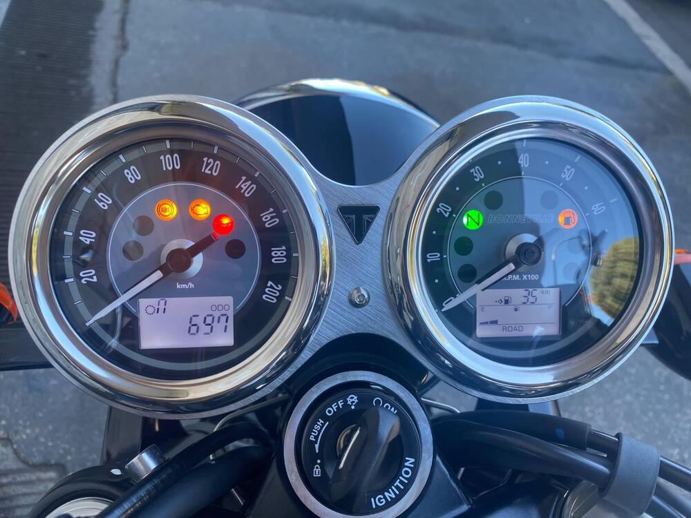 Triumph Bonneville T100 Stealth Edition (2024) (7)