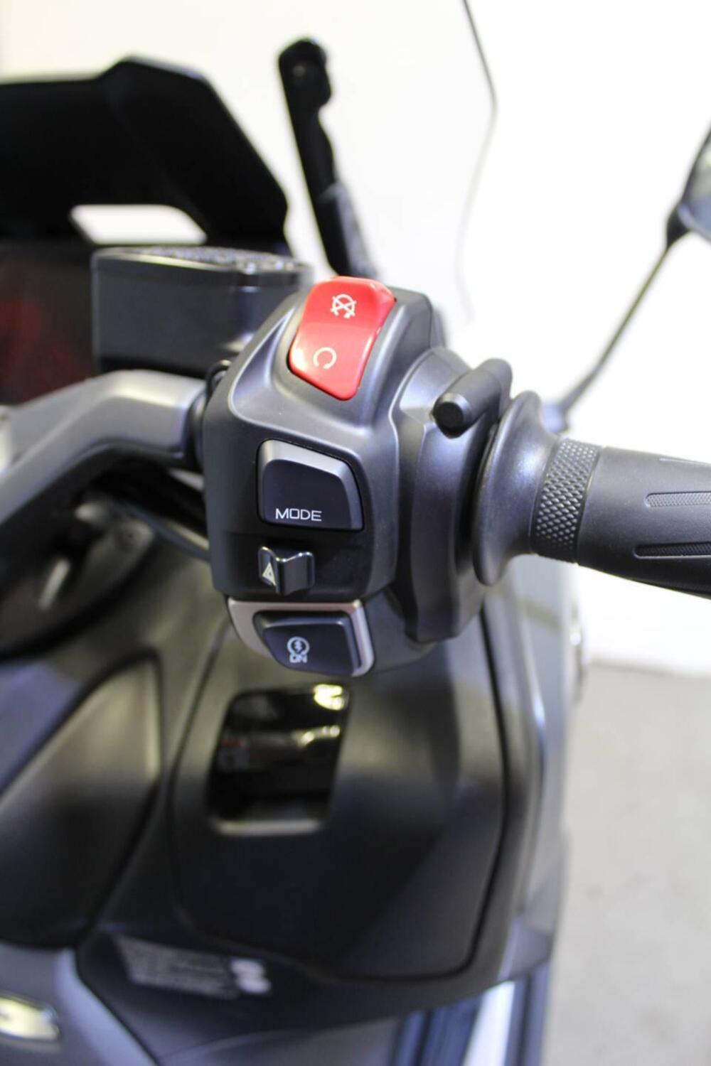 Yamaha T-Max 560 (2025 - 26) (11)