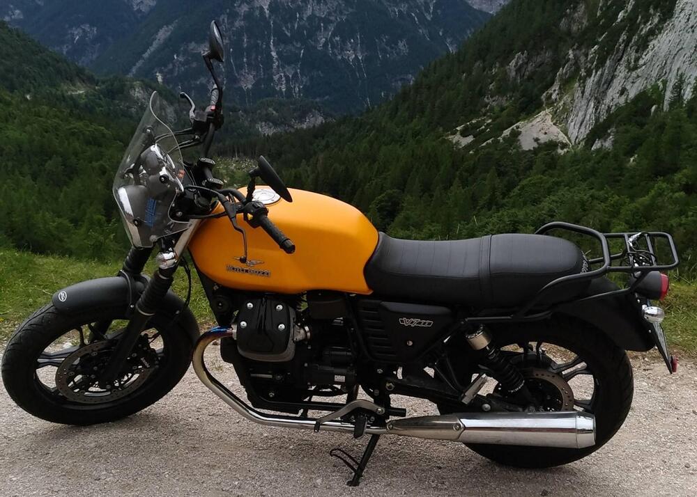 Moto Guzzi V7 II Stone (2015 - 17) (2)
